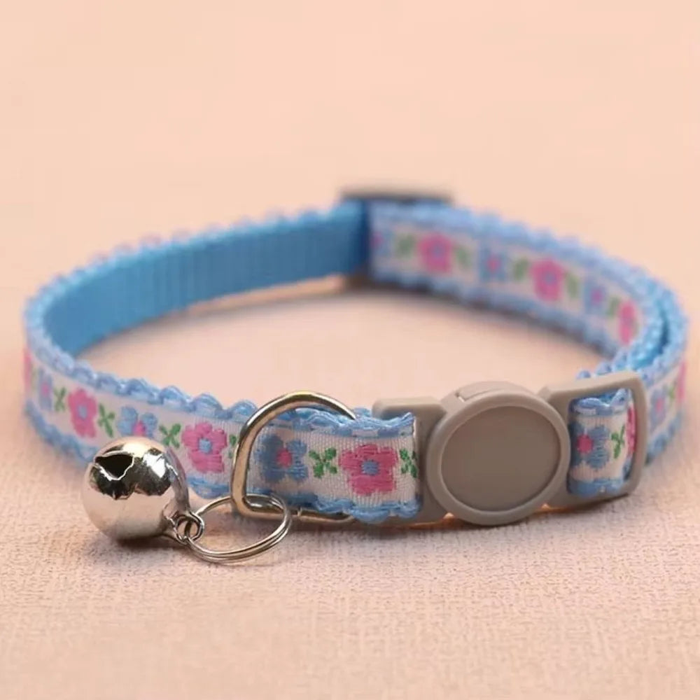 Collar para Gatos con Bordado Floral | Ajustable con Encaje y Campanita