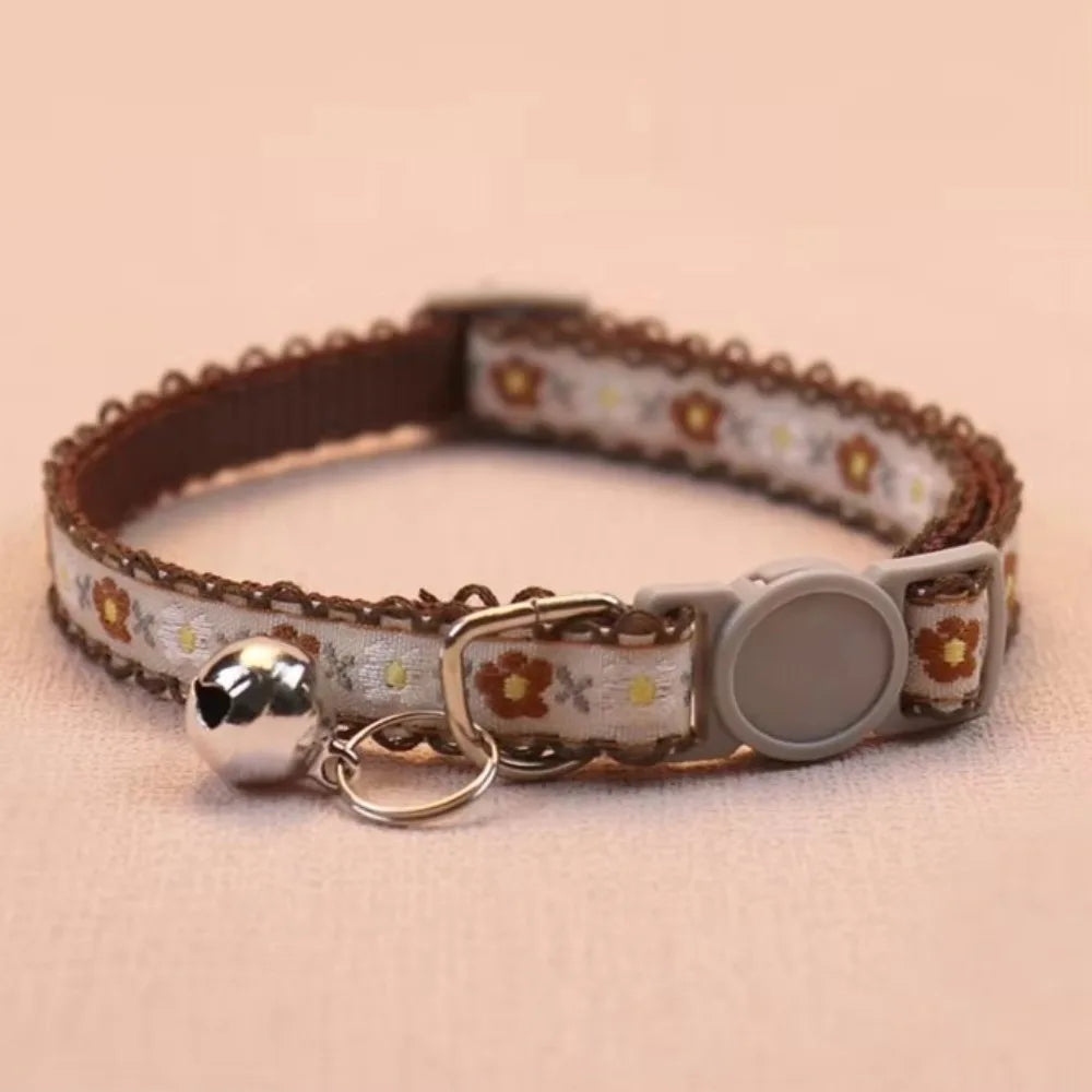 Collar para Gatos con Bordado Floral | Ajustable con Encaje y Campanita
