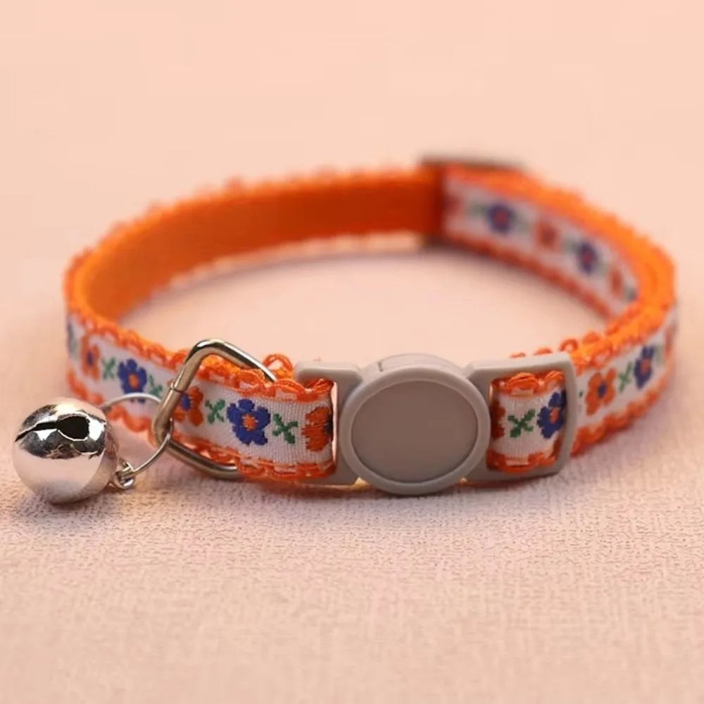 Collar para Gatos con Bordado Floral | Ajustable con Encaje y Campanita