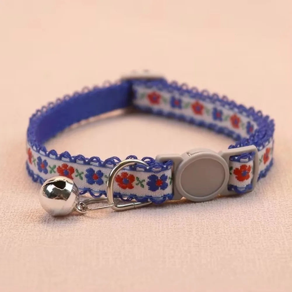 Collar para Gatos con Bordado Floral | Ajustable con Encaje y Campanita