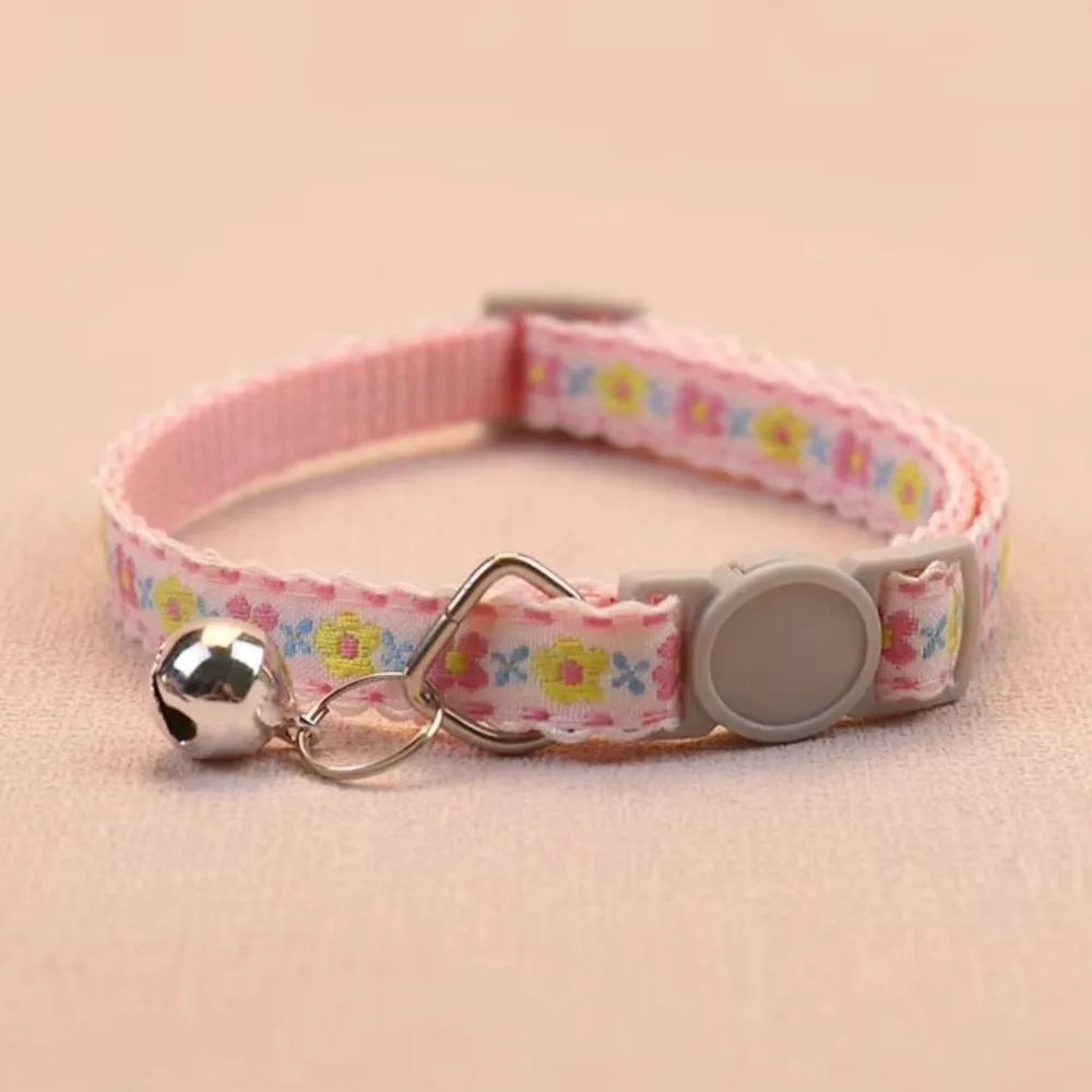 Collar para Gatos con Bordado Floral | Ajustable con Encaje y Campanita