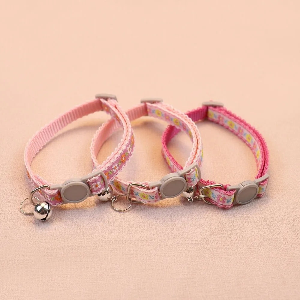Collar para Gatos con Bordado Floral | Ajustable con Encaje y Campanita