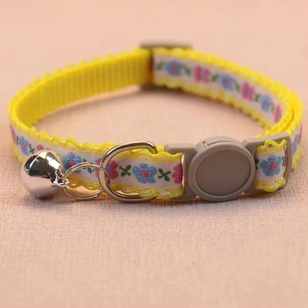 Collar para Gatos con Bordado Floral | Ajustable con Encaje y Campanita