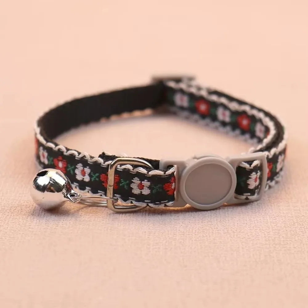 Collar para Gatos con Bordado Floral | Ajustable con Encaje y Campanita