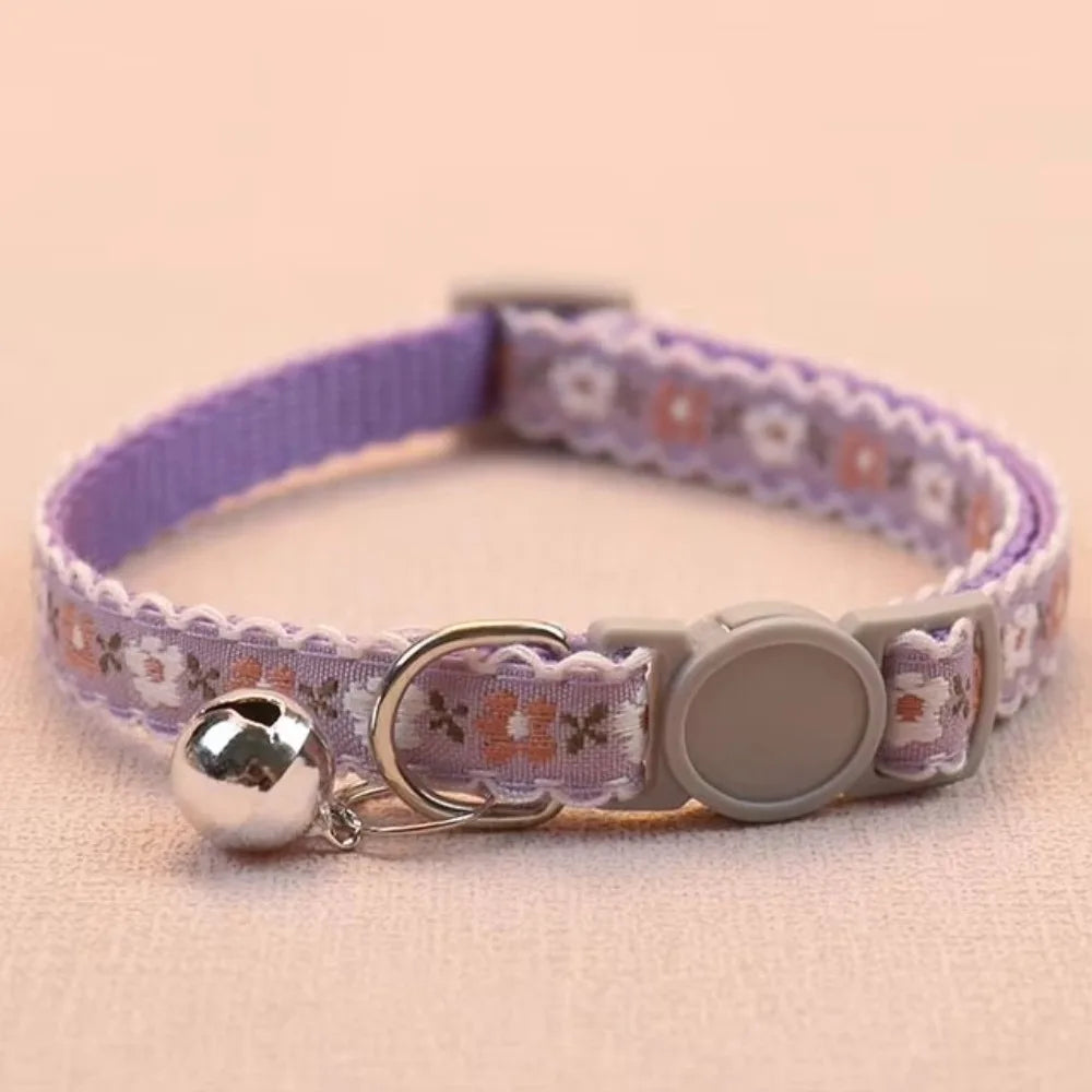 Collar para Gatos con Bordado Floral | Ajustable con Encaje y Campanita