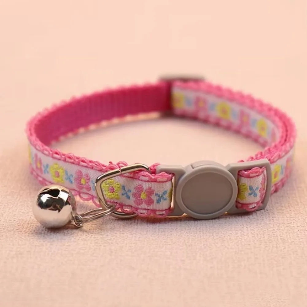 Collar para Gatos con Bordado Floral | Ajustable con Encaje y Campanita