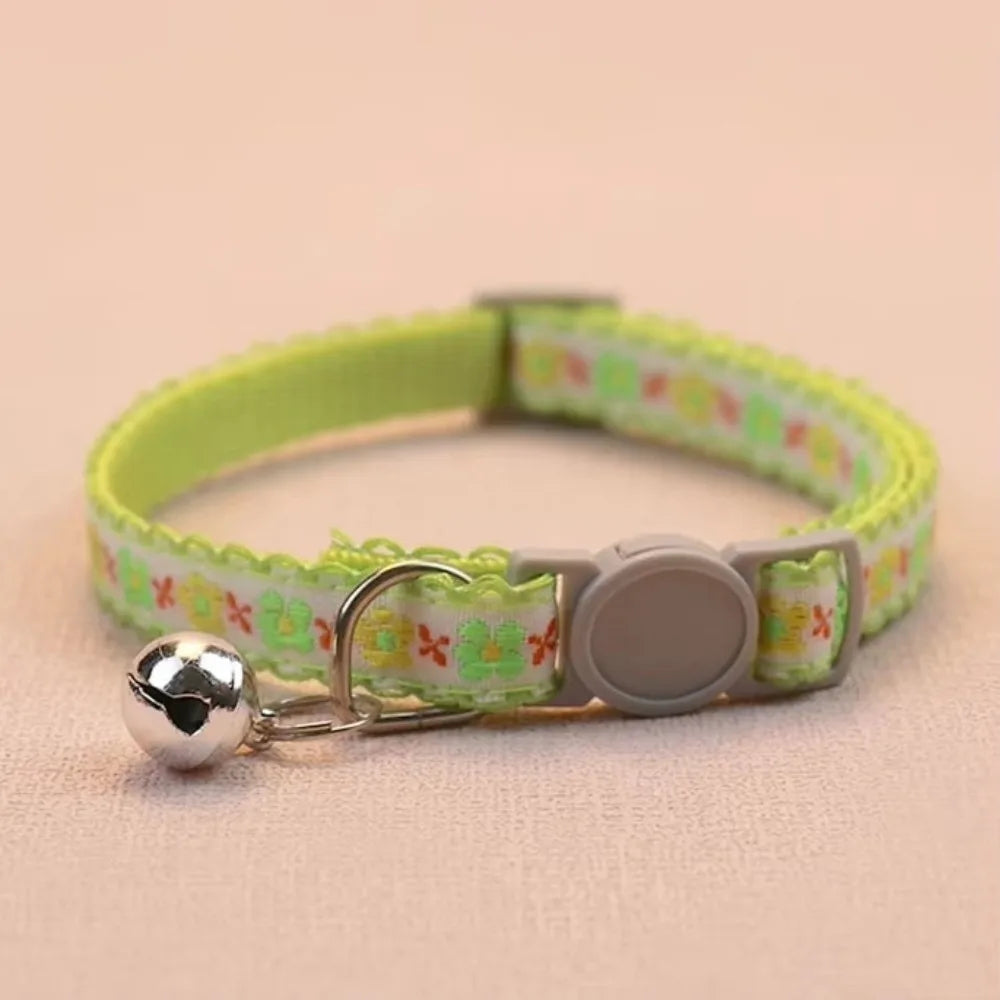 Collar para Gatos con Bordado Floral | Ajustable con Encaje y Campanita