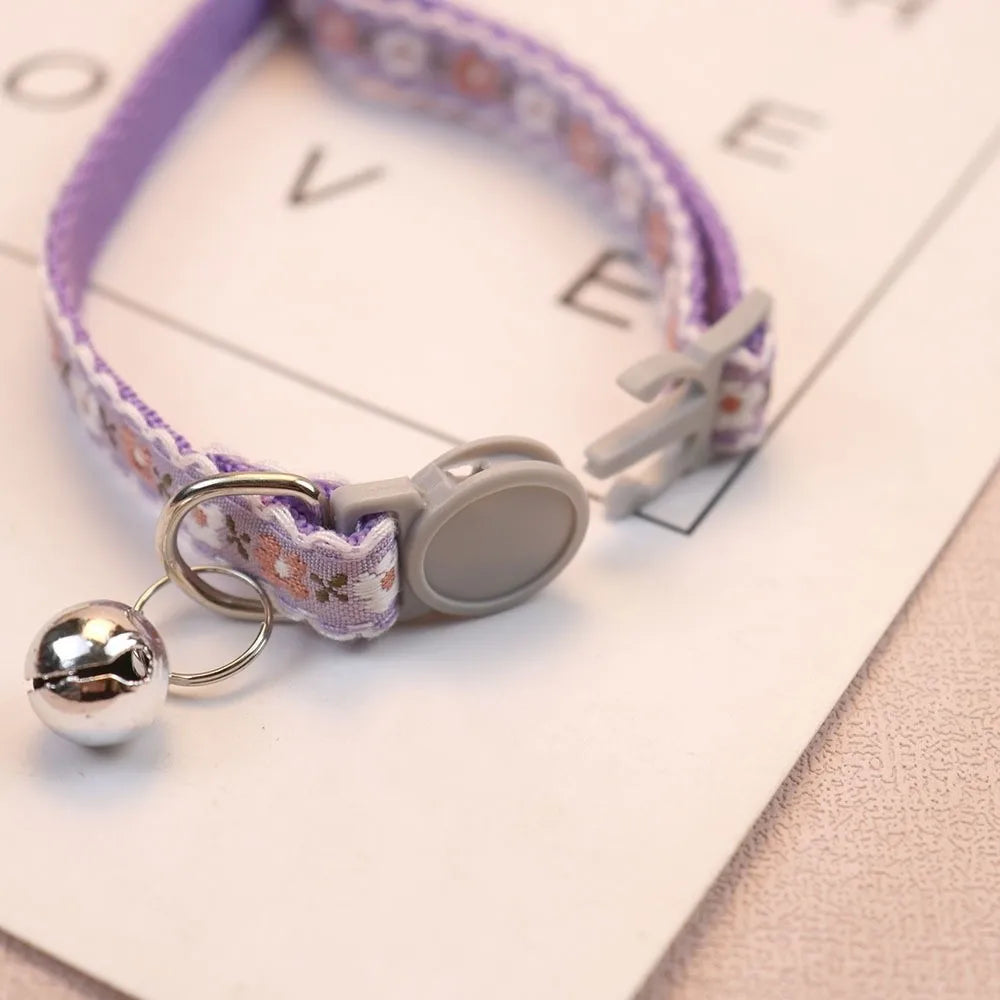Collar para Gatos con Bordado Floral | Ajustable con Encaje y Campanita